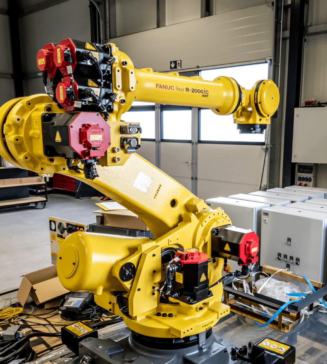 Robot FANUC en aplicación industrial.