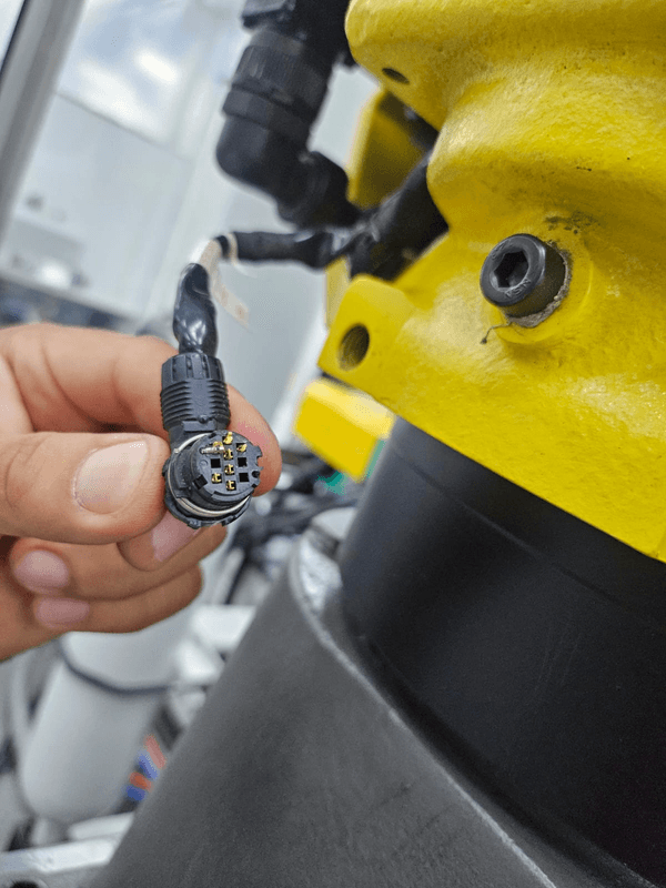 Inspección, reemplazo y/o reparación de arnés principal y reemplazo de servomotores 1