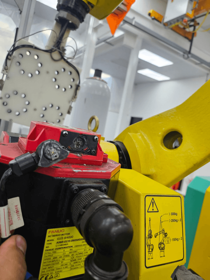 Inspección, reemplazo y/o reparación de arnés principal y reemplazo de servomotores 2