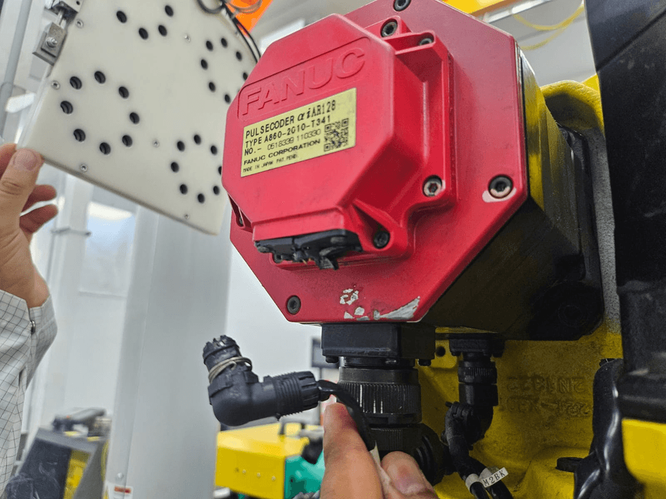 Inspección, reemplazo y/o reparación de arnés principal y reemplazo de servomotores 3